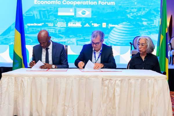 Jean-Guy K. Afrika, CEO of RDB and Jorge Viana, President of APEX-Brazil. Courtesy